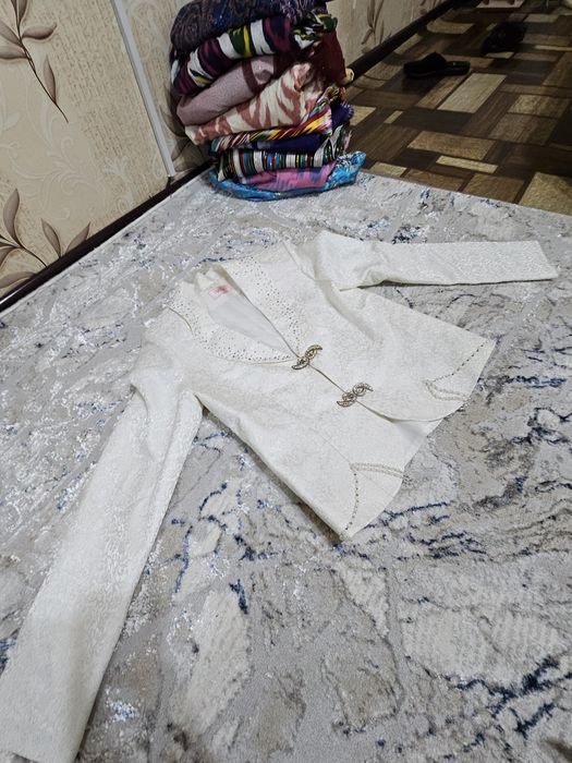 Kelin uchun kastyum va toshli setka