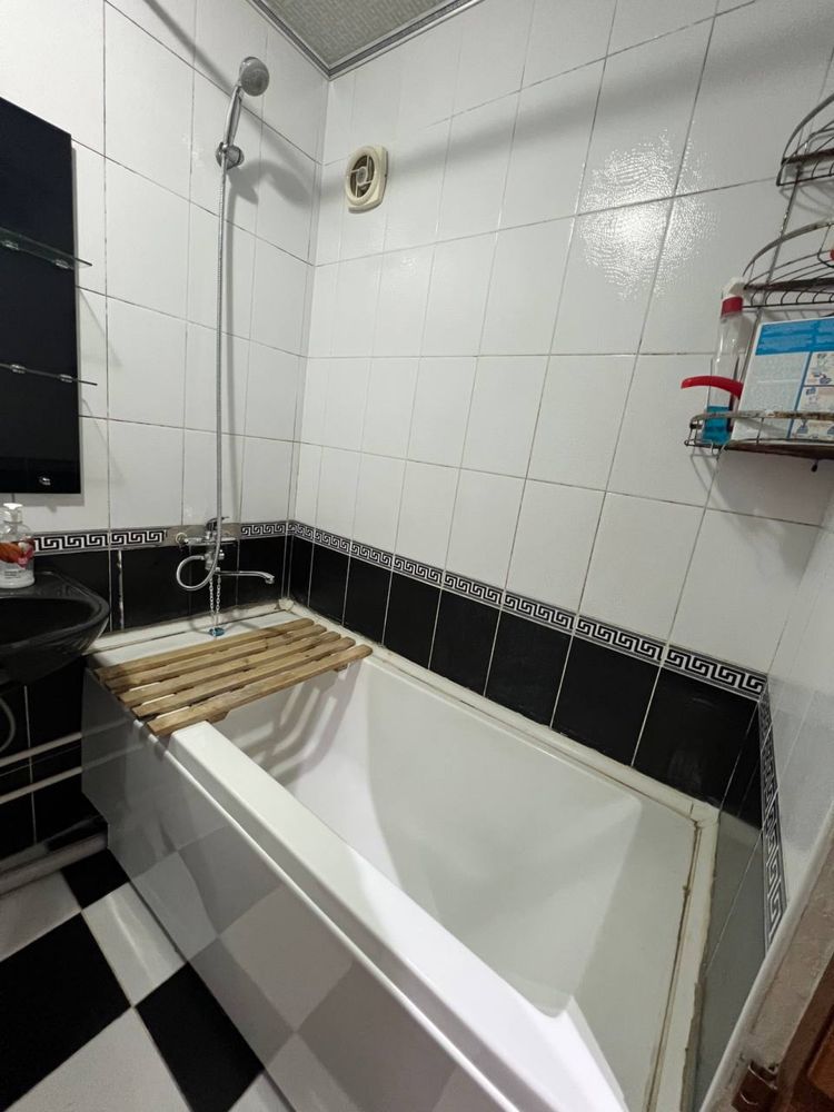 Srochno 2 xona 3 xona qilingan kvartira remonti bilan Vokzaldan sotila