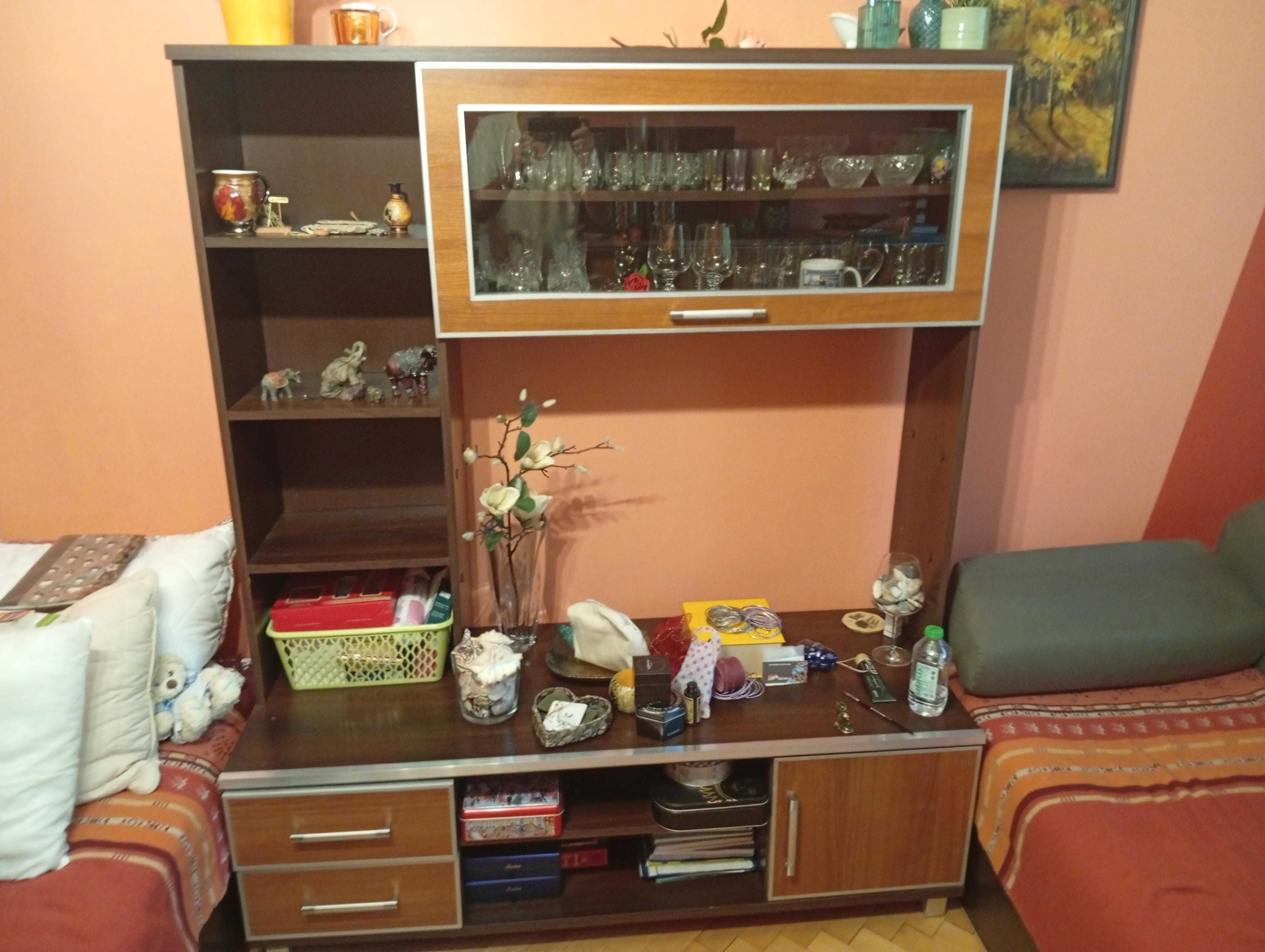 Продавам секция витрина за 70 лв.