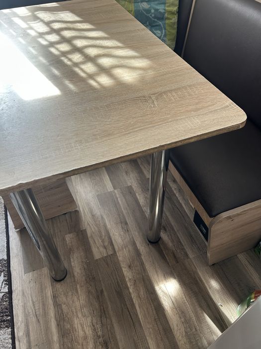 Coltar bucatarie masa si 2 tabureti