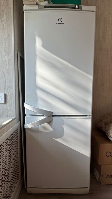 Холодильник Indesit