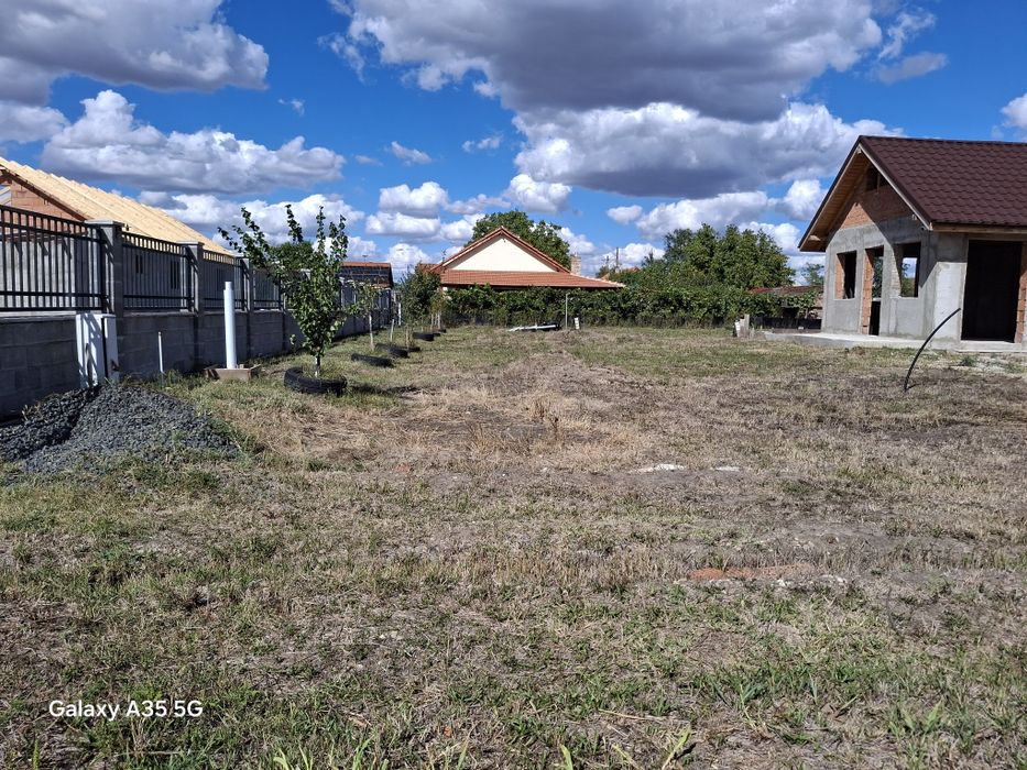 Vand 1403 mp teren cu Casa la Rosu cu Posibilitate Extindere