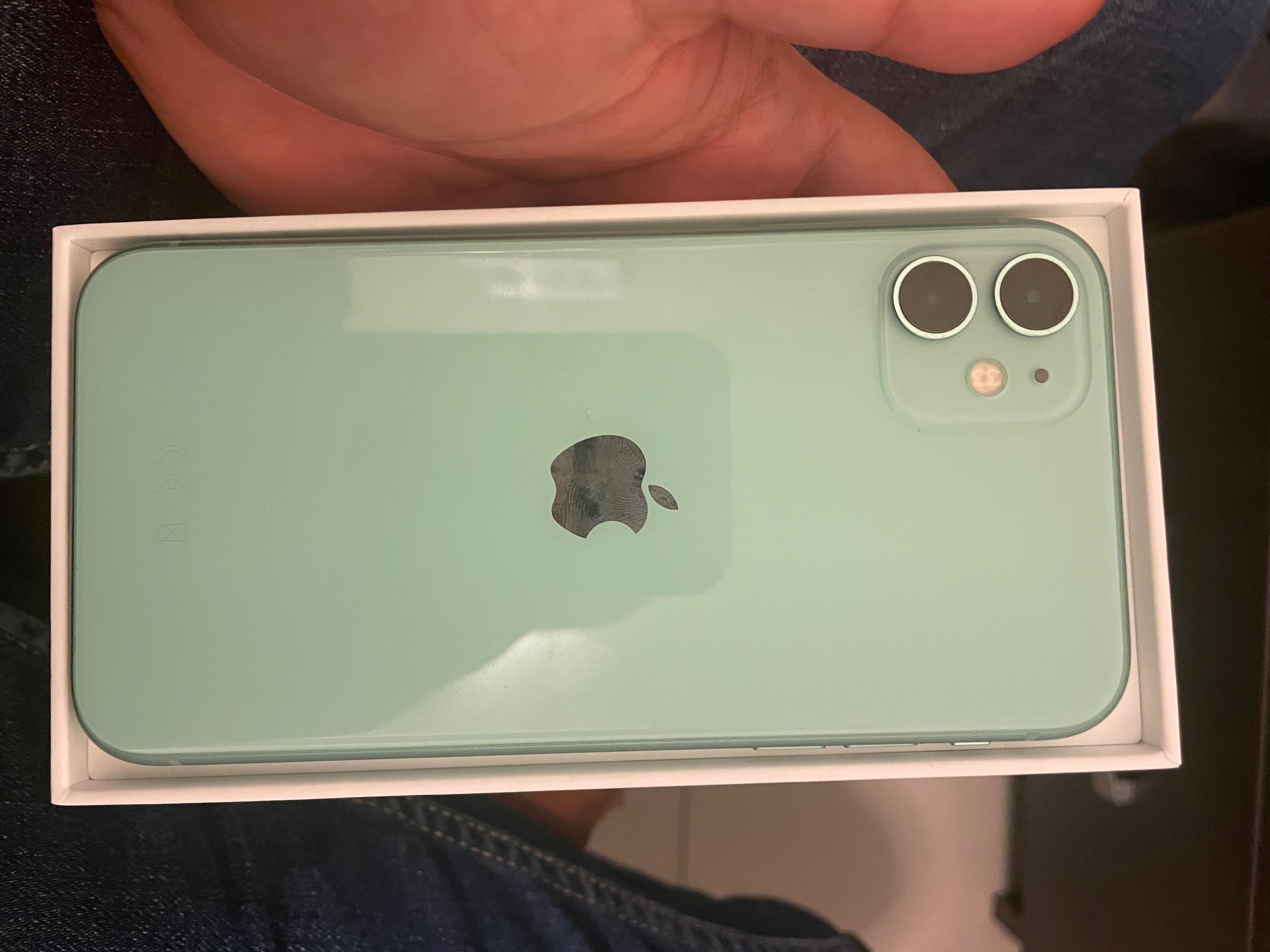 IPhone 11 in cutie cu încărcător și husa