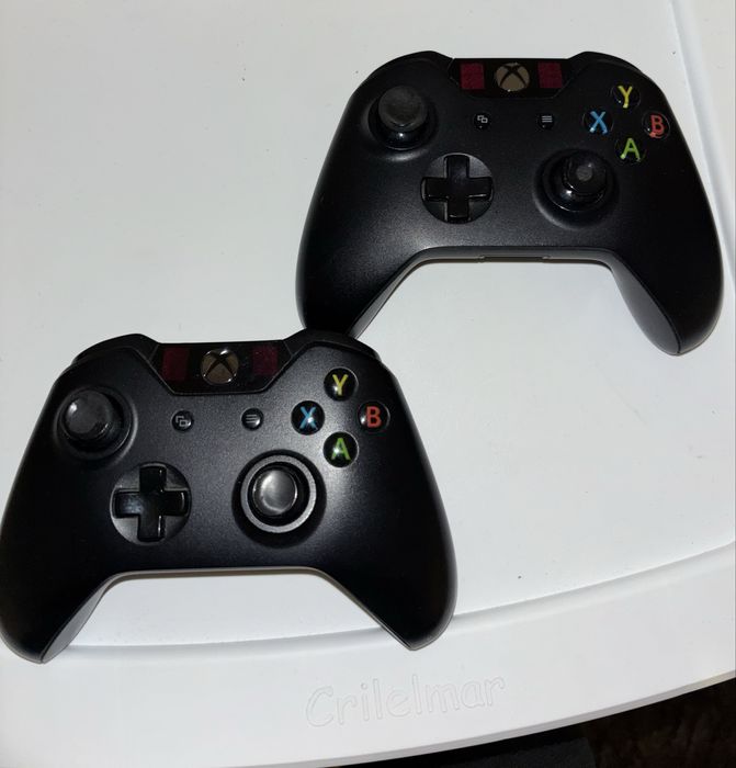 Vand doua manete Xbox One originale cu stand de incarcare Venom