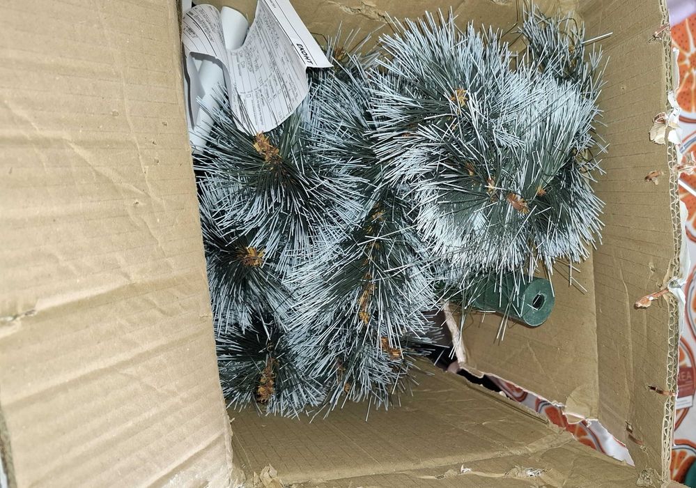 Изкуствена елха жилкова зелена с бели връхчета височина