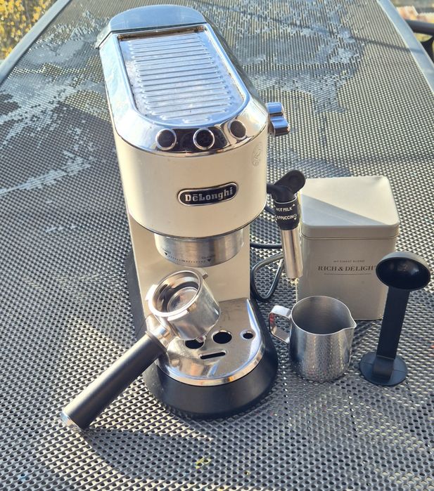 Кафемашина Delonghi EC 685 Dedica white