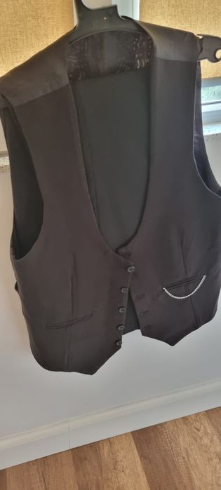 Vand costum barbatesc ,marimea l,purtat o singura data