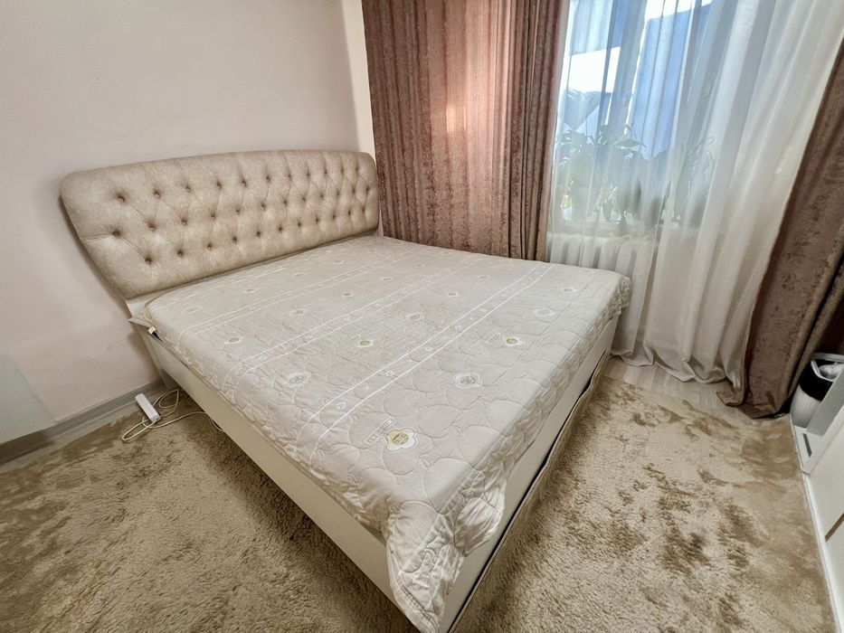 Двуспальная кровать с подъёмным механизмом, размер 180×200 см.