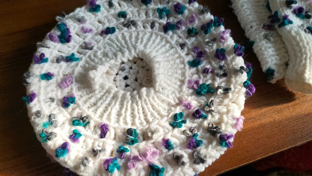 Продам вязанный комплект берет,варежки и снуд.Новый.