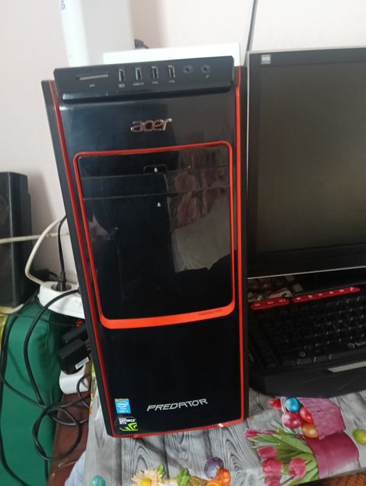 Vând calculator complect monitor,tastatura cu maus,și unitate