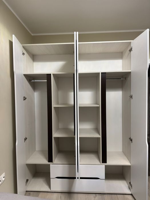 Гардероб, скрин и нощни шкафчета