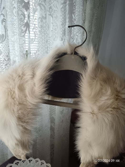 Vând guler și căciulă de blană vulpe polară