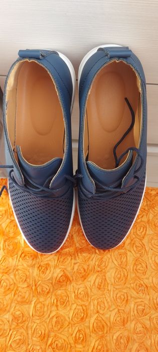 Vând pantofi noi foarte comozi..