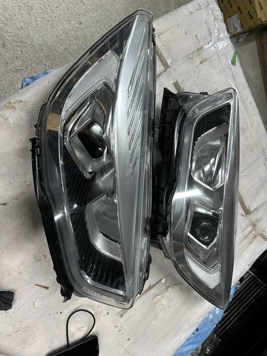 Faruri stânga dreapta ford kuga.2.facelift.