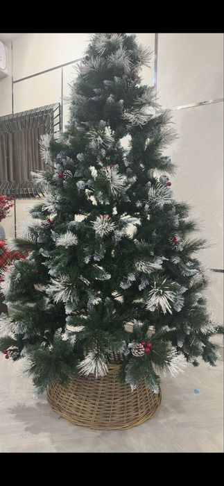 Продам елку 210 см пушистая с шишками заснеженная