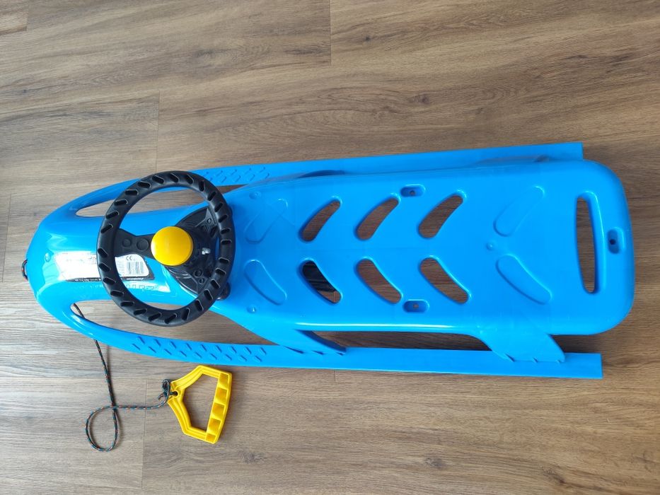 Sanie albastra cu volan