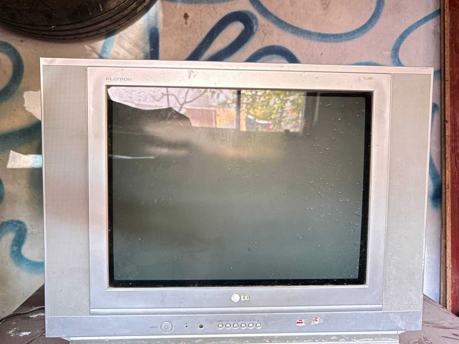 продаю  2 телевизора  LG