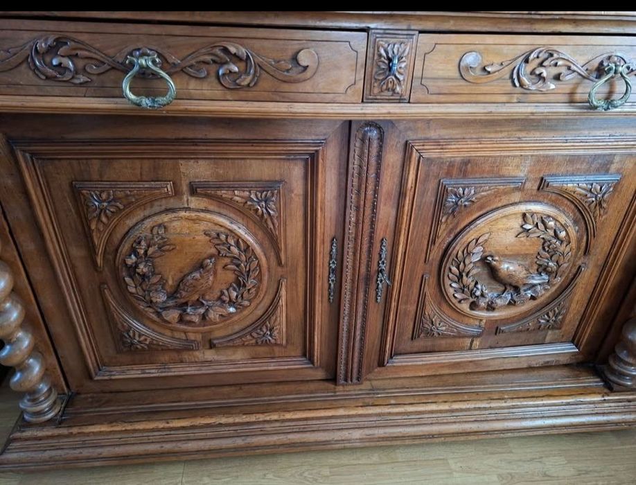 Античен нидерландски шкаф. Ръчна изработка с дълбока дърворезба
