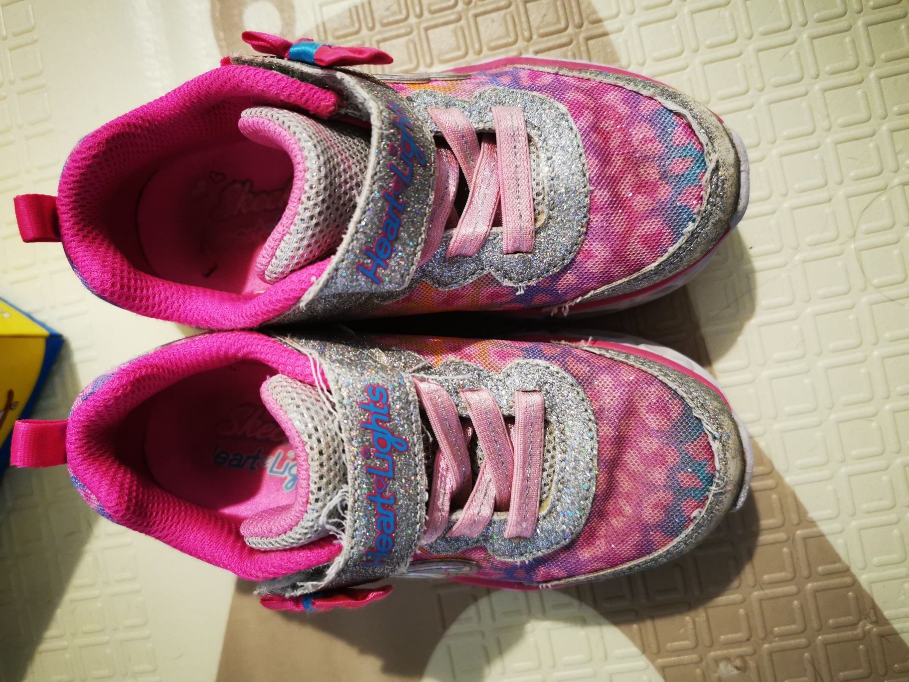 Vând adidași Skechers copii fete mărimea 26, aprox 17 cm.