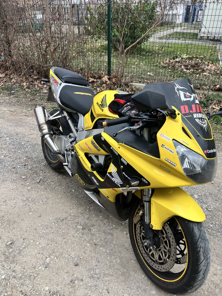 Honda 929. Пистак убит от каране ама не се дава