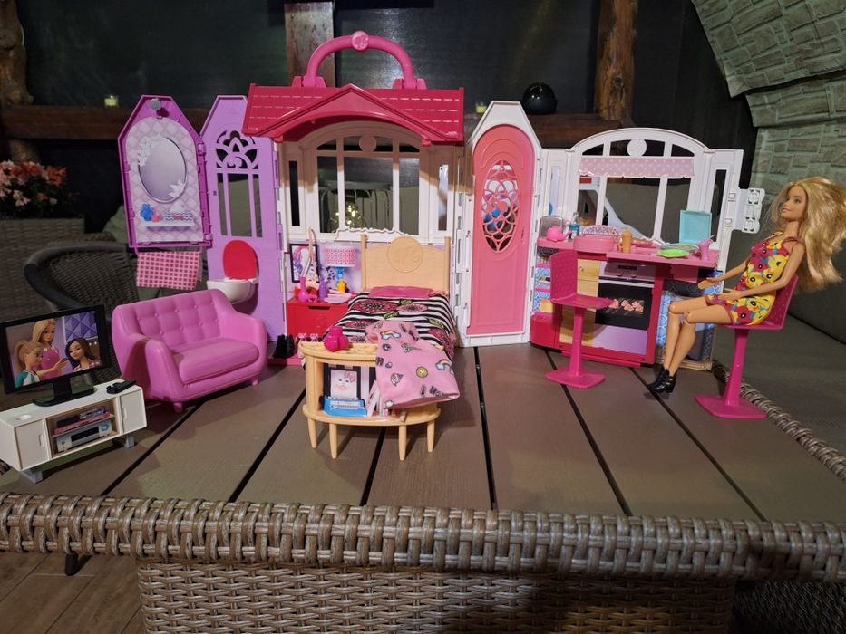 Vând set Barbie casa de vis complet utilată și mobilata cu accesorii.