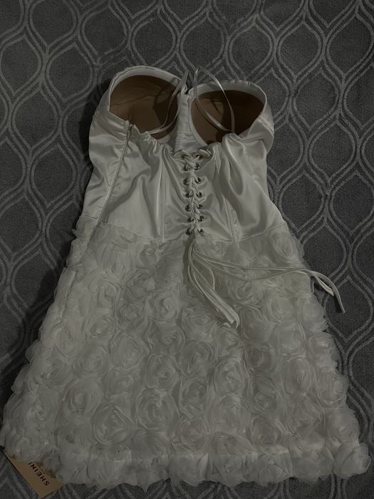 Къса бяла рокля.