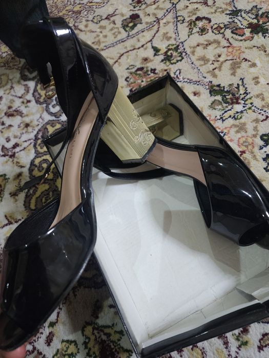 9 ta oyoq kiyim, 2 ta kashelok, 1 ta sumka.Hammasi 500 ming Razmer38