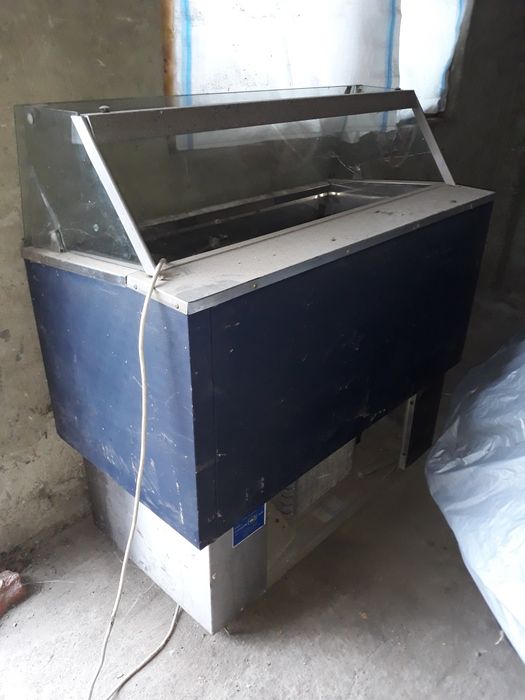 Vitrină pt.mezeluri s-au lactate made in Italia preț.1100 lei.