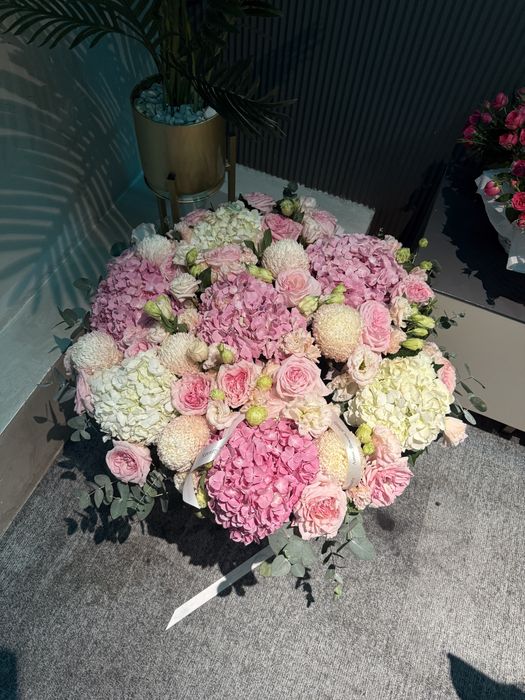 Букет цветов сегодния получили огромый и красивый цена 80.000тг торг