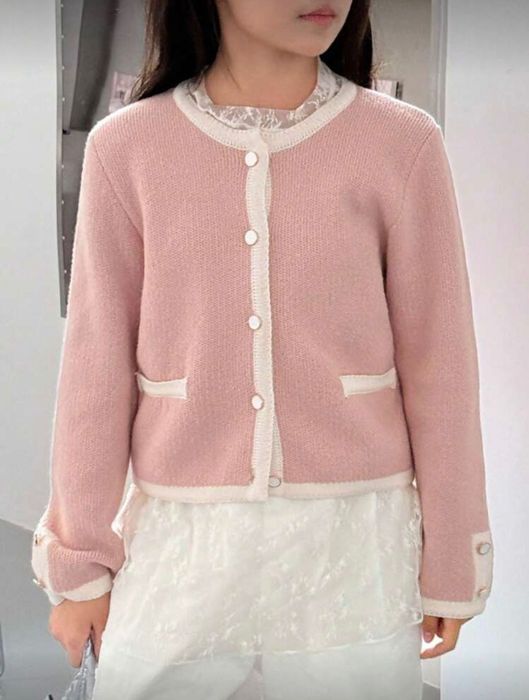 Розова жилетка с бели акценти