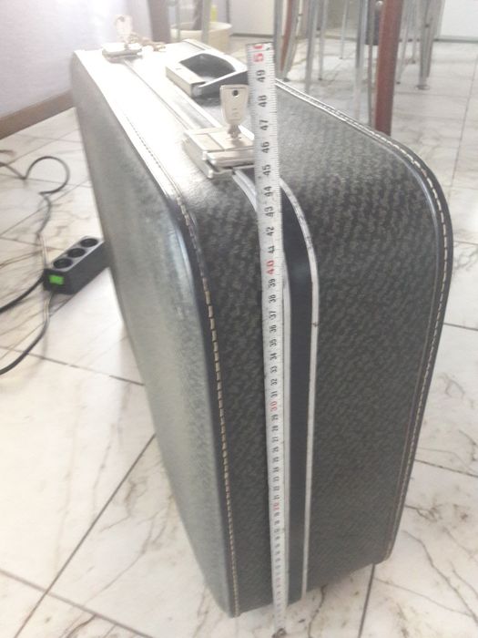 Пътнически куфар и дамаджана