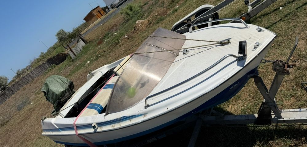Vand barca cu motor si peridoc