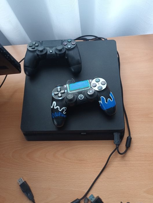 PS4 Slim 500GB cu 2 controllere si 8 jocuri, cu cutie originala