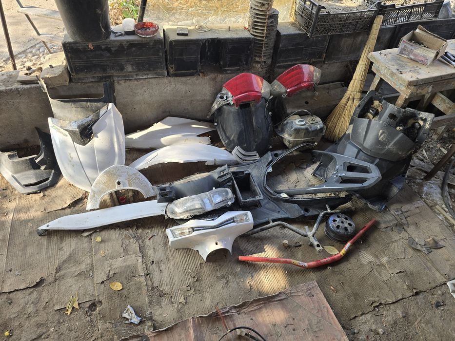 Продам запчасти на скутер м8 цену предлагайте