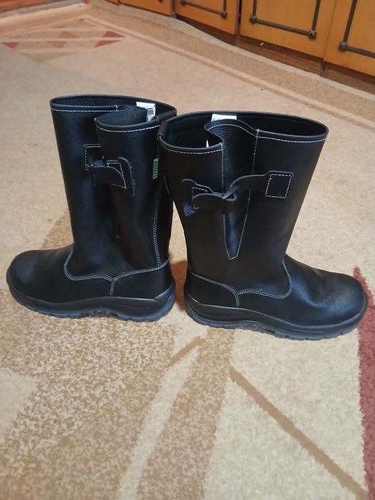 Продам зимнюю спец одежду. Штаны, куртка, сапоги. В отличном состоянии