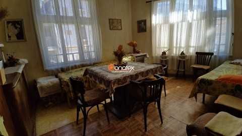 Продава втори етаж от къща с площ 97 кв.м., в центъра на град Карлово
