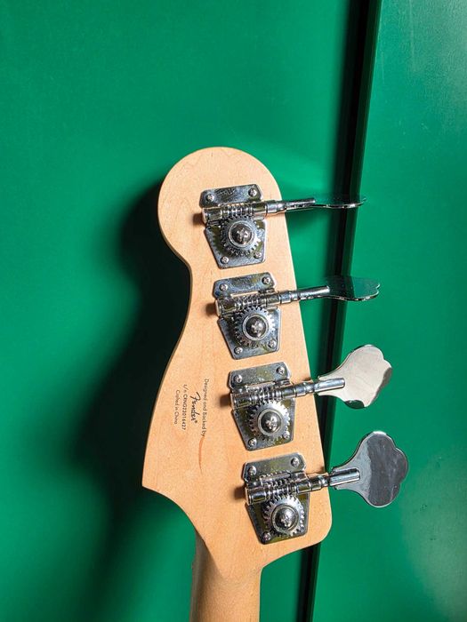 Fender Squier Електрическа Бас китара като Нова