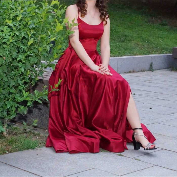 Продавам бална рокля.