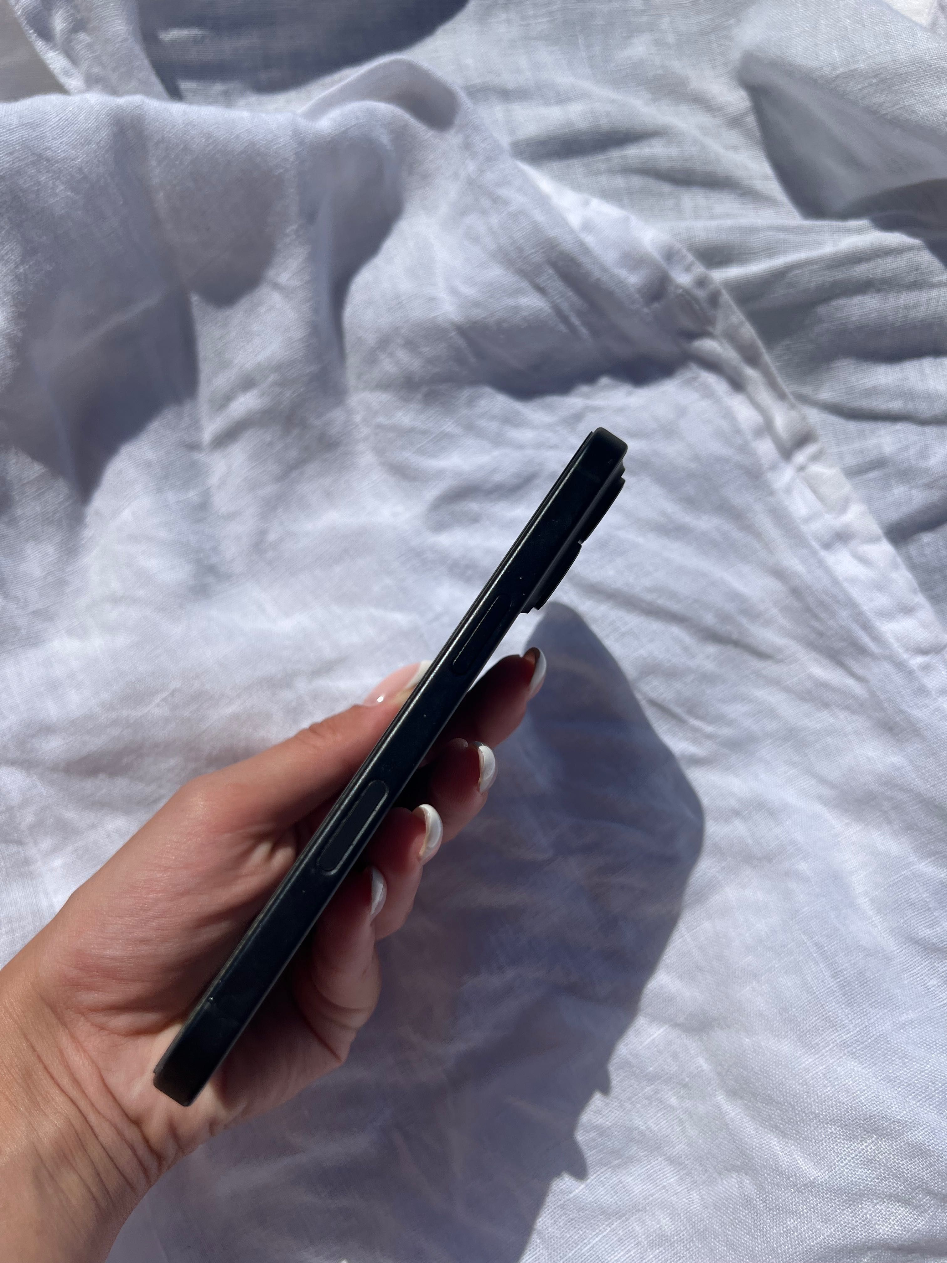 Телефон iPhone 16