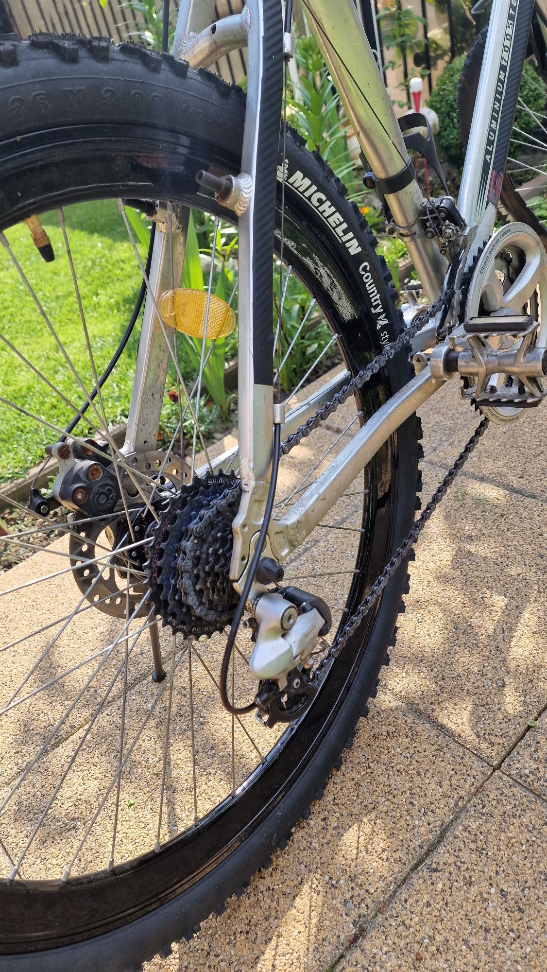 Bicicleta cu cadru de aluminiu