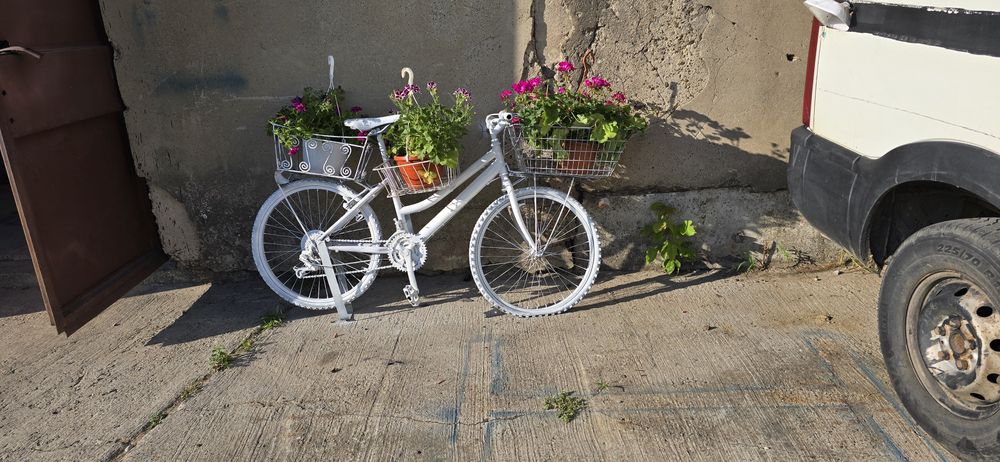 Bicicleta decor gradina handmade unicat cu flori si cos metalic retro