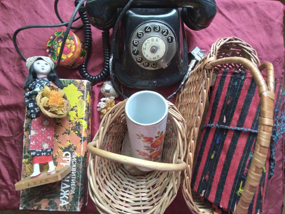 Китайско момиче в носия, руска кутийка, ретро телефон, кошничка, ваза