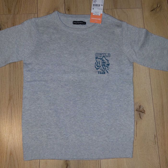 Pulover nou cu etichetă