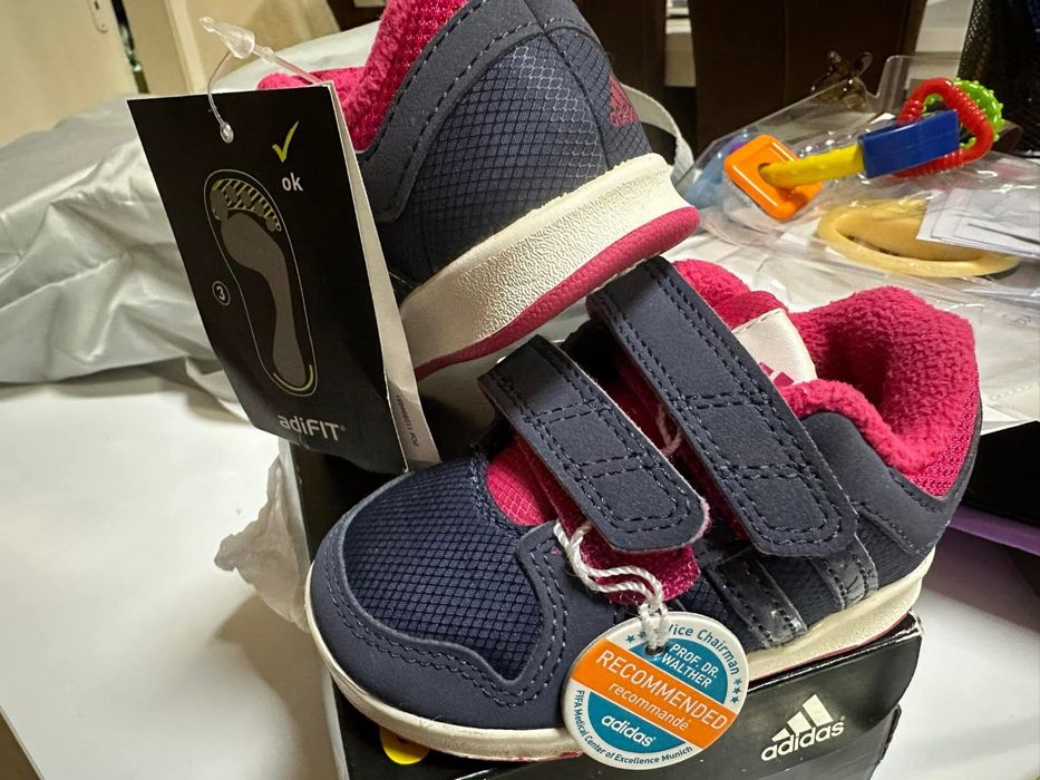 Обувки adidas за момиче