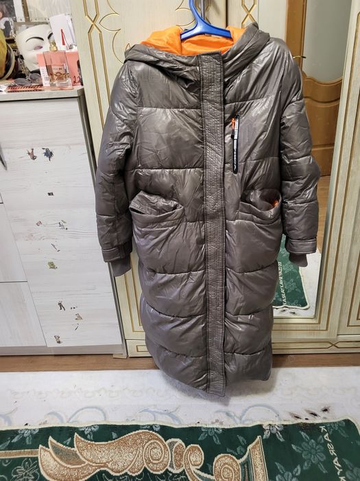 Продается зимняя, осенняя куртка ниже колония,в отличном состоянии, цв