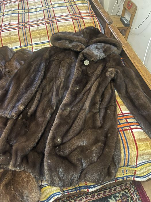 Продаю норковую шубу в хорошем состоянии : олна с копюшоном, вторая бе