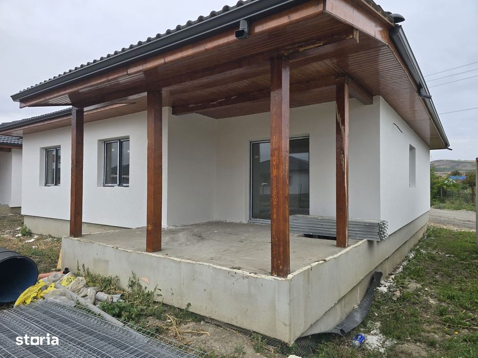 Casă 4 cam,2 băi,terasă acoperită,500mp.teren,gard,pavaj.