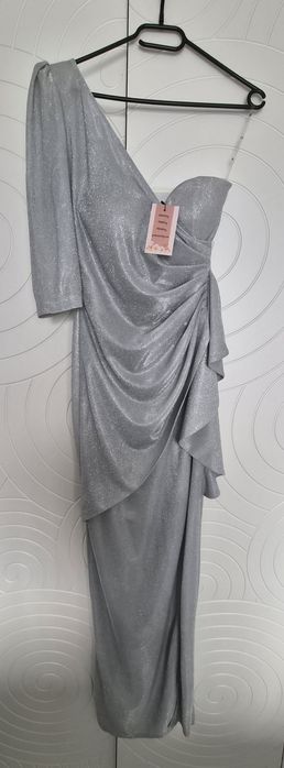 Официална рокля от бляскава материя