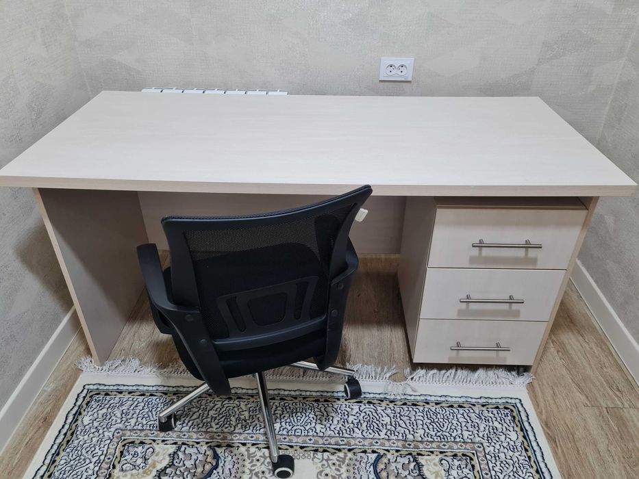 Продаётся стол, тумба и кресло