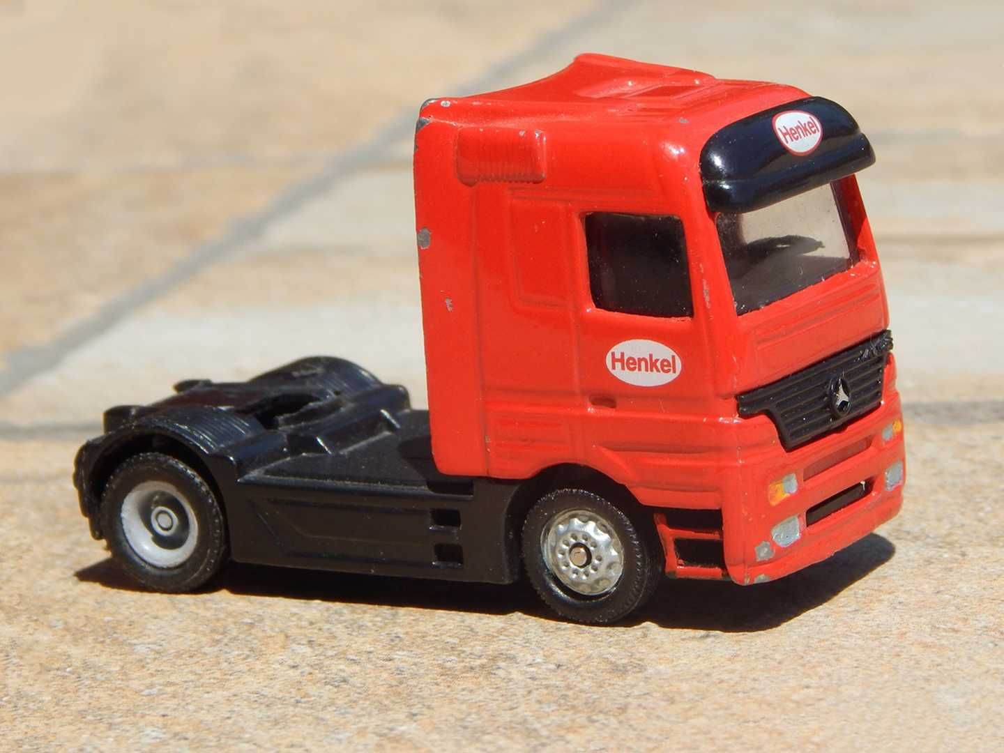 Macheta cap tractor camion Mercedes Actros Henkel scara 1:76 metalic